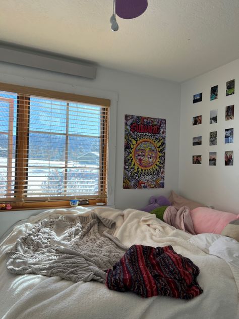 Dorm Room Granola Aesthetic, Salted Granola Bedroom, Salty Granola Room, Salted Granola Dorm Room, Rock Salt Lamp Bedroom, Salt Lamp Room Aesthetic, College Room, Room Goals, Bedroom Posters