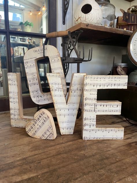 Sheet Music Wedding Decor, Music Sheet Decor, Music Theme Decor, Music Table Decorations, Music Lovers Wedding, Sheet Music Decor, Music Notes Decorations, Music Centerpieces, Sheet Music Wedding