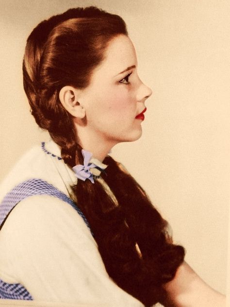 Judy Garland - Dorothy's final hairstyle. Dorothy Judy Garland, Judy Garland Makeup, Judy Garland Dorothy, Dorothy Wizard Of Oz Hair, Dorthy Wizard Of Oz Hairstyle, Dorothy Gale Makeup, Dorothy Hair Wizard Of Oz, Dorothy Wizard Of Oz Makeup, Dorothy Hairstyle