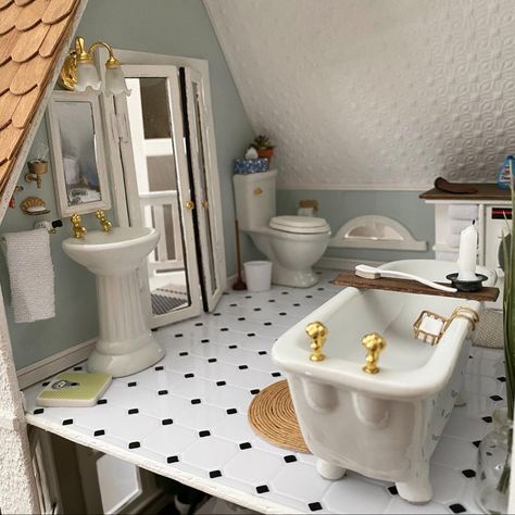 Bathroom - Carleas @farmhouse_finishes Dolls House Bathroom, Magnolia Dollhouse, Dollhouse Wiring, Farmhouse Finishes, Doll Bathroom, Farmhouse Dollhouse, Dollhouse Makeover, Room Box Miniatures, Dollhouse Design