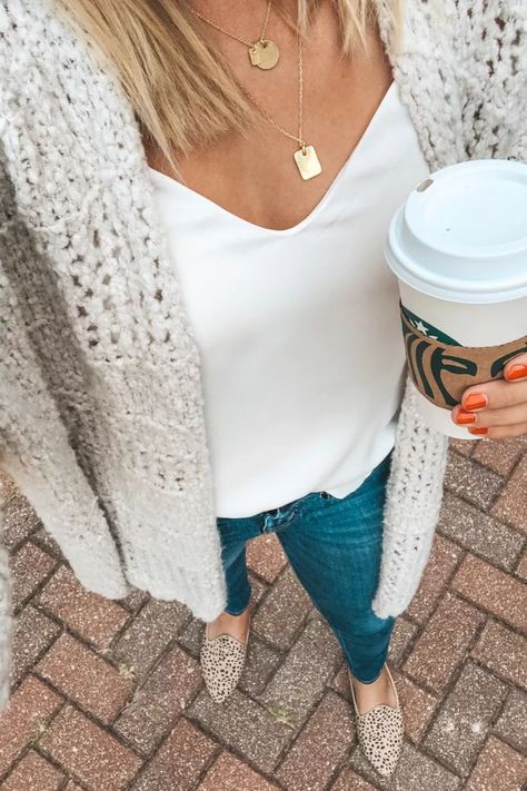 I love to wear a casual sweater and jeans outfit when the weather starts to cool off in the fall. This popcorn knit long cardigan looks great over a strappy cami. Paired with medium wash jeans and cheetah print slide mules. Complete the look with a dark orange polish and gold accessories! Sweater And Jeans Outfit, Knit Long Cardigan, Sweater And Jeans, Fashion And Beauty Tips, Cute Spring Outfits, Casual Sweater, Lifestyle Inspiration, Dark Orange, Medium Wash Jeans