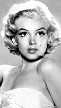 Marilyn Monroe. Escucha en el enlace el podcast de La Gran Travesía dedicado a la actriz. Marilyn Monroe Eye Makeup, Best Friend Pictures Black, Cabelo Pin Up, Klasik Hollywood, Marilyn Monroe Fotos, Estilo Marilyn Monroe, Marilyn Monroe Portrait, Victorian Illustration, Marilyn Monroe Fashion