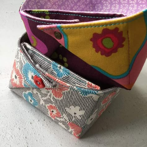 Tutorial – Easy fabric basket tray with handles Fabric Tray, Basket Sewing Pattern, Fabric Basket Tutorial, Sewing Caddy, Tray With Handles, Fabric Basket, Basket Tray, Fabric Ideas, Fabric Boxes