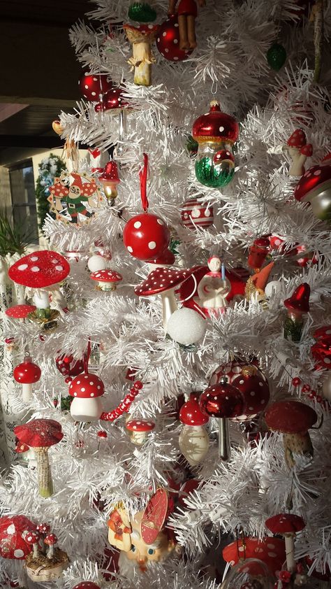 Forest Fairy Christmas Tree, Woodland Mushroom Christmas Tree, Mushrooms Christmas Decor, Christmas Tree Mushrooms, Mushroom Tree Ornaments, Christmas Mushrooms, Creative Christmas Tree Ideas, Mushroom Tree, Diy Christmas Trees