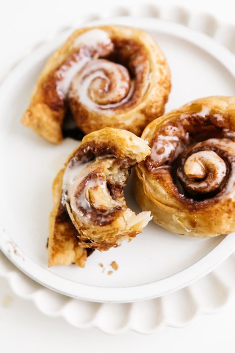 Cinnamon Rolls Puff Pastry, Easy Receipts, Puff Pastry Danish, Puff Pastry Cinnamon Rolls, Pastry Cinnamon Rolls, Pastry Danish, Puff Pastry Cinnamon, Cinnamon Chip Scones, Phyllo Dough Recipes