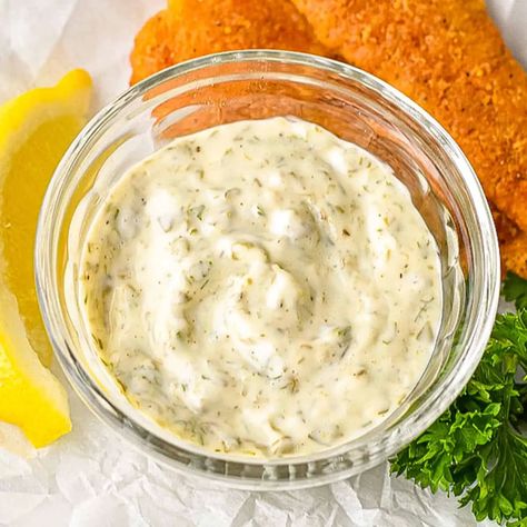 So simple to make and containing only five ingredients (plus salt and pepper), after making this homemade low FODMAP tartar sauce, you'll wonder why you ever bothered to use the store-bought stuff. Low FODMAP, dairy-free, Paleo and Whole30 compliant. Paleo Tartar Sauce, Low Residue Diet, Fodmap Recipes Dinner, Low Fodmap Recipes Dinner, Low Fodmap Diet Recipes, Fodmap Diet Recipes, Homemade Tartar Sauce, Spice Mix Recipes, Homemade Condiments