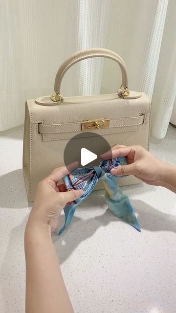 ilymix ❤ on Instagram: "How to tie silk scarf on handbags. #bags #baglover #handbag #handbagaddict #handbaglover #fashionstyle #fashion #styleblogger #silkscarf" Tie Silk Scarf, Scarf On Bag, Christmas Gift Tags Diy, Gift Wrapping Techniques, Draping Fashion, Gift Tags Diy, Tie Scarf, Scarf Tying, Dress For Success