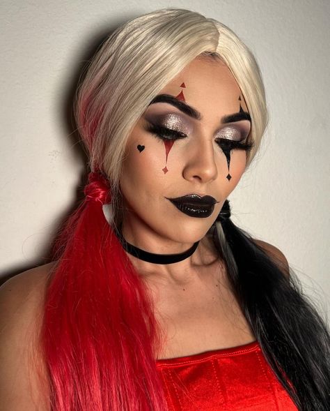 29 Harley Quinn Makeup Ideas: Iconic Looks for Every Occasion Halloween Makeup Looks Harley Quinn, Harley Quinn Comic Makeup, Old Harley Quinn Makeup, Classic Halloween Makeup, Harley Quinn Halloween Costumes Diy, Harley Quinn Clown Makeup, Harley Quinn Hair Ideas, Easy Quick Halloween Makeup, Harley Queen Maquillaje