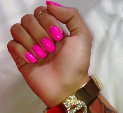 In love Short Hot Pink Gel Nails, Nail Shapes Squoval, Wedding Nail Polish, Nail Bling, Bright Pink Nails, Nautical Nails, Pedi Ideas, Squoval Nails, Gel Nails At Home