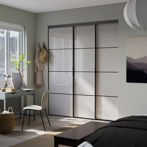 SKYTTA / PAX walk-in wardrobe with sliding doors, black/Hokksund high-gloss light gray, 89x63x941/2" - IKEA Small Walk In Wardrobe, Wardrobe With Sliding Doors, Dressing Ikea, Ikea Food, Outdoor Kitchen Appliances, Sliding Wardrobe Doors, Kids Flooring, Clothes Rail, Ikea Pax