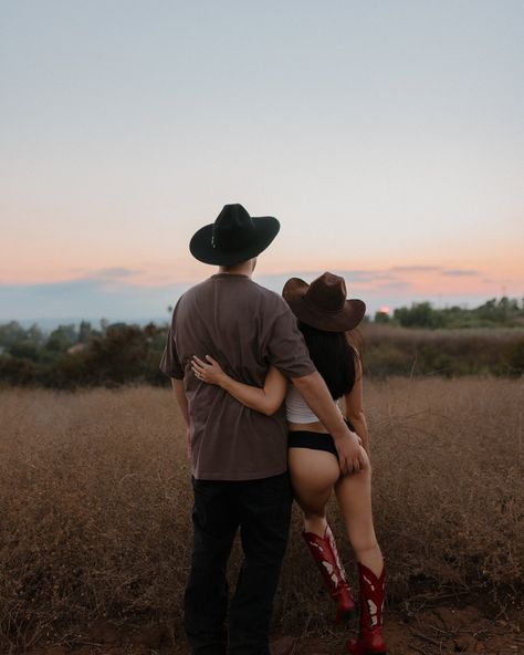 Cody & Danielle for their 1 year anniversary 🤍✨ goodbye summer, welcome ~*fall*~ Fall has a way of wrapping everything in a kind of quiet magic—the crisp air, the warm light, the way the leaves catch fire before they fall. 🍂 It’s a season that invites you to pause, breathe in deeply, and take in the little moments that usually slip by too fast. There’s something about the way the world slows down that makes every glance, every laugh, every quiet second together feel more meaningful. If you’r... Fall Pictures With Boyfriend, Pictures With Boyfriend, Goodbye Summer, Light The Way, 1 Year Anniversary, With Boyfriend, Crisp Air, Welcome Fall, Fall Pictures