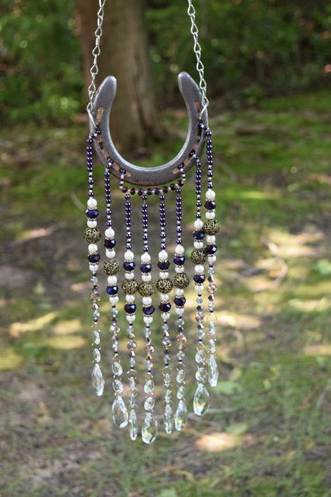 Horseshoe Hangers, Horseshoe Suncatcher, Takken Decor, Beaded Horseshoe, Horseshoe Crafts Projects, Horseshoe Projects, Western Crafts, Horseshoe Decor, Horseshoe Crafts