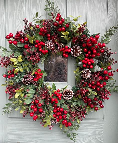 Stunning  Christmas wreath, filled with beautiful foliage and red berries Christmas Door Wreaths Ideas, Wreath Themes, Christmas Girlande, Christmas Wresth, Christmas Decor Red And Green, Red And Green Christmas Wreath, Christmas Reef, Burgundy Christmas, Red Christmas Wreath