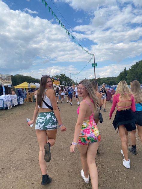 Longitude Festival Outfits, Boardmasters Festival, Dresses For Festivals, Coachella Outfit Ideas, Top 10 Hairstyles, Outfits Coachella, Hairstyle 2024, Hairstyle For Wedding, Lollapalooza Outfit