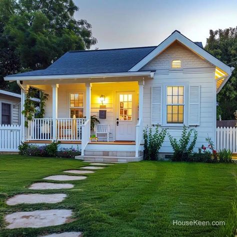 Small Cottage Ideas, American Style House, Small Dream Homes, Cottage Houses, Simple Cottage, Swedish Cottage, Picket Fences, Small Cottage Homes, Small Cottages