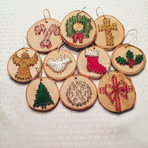 Nails Art Christmas, String Art Christmas, Stocking Wreath, Art Christmas Ornaments, Nail String, Nail String Art, Cross Gift, String Art Patterns, String Art Diy