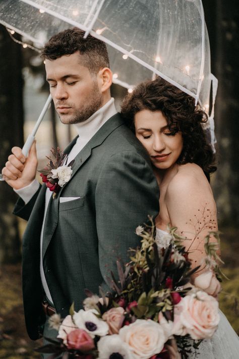 Rainy Bride And Groom Pictures, Bride And Groom Rain Photos, Wedding Photos When Its Raining, Rainy Wedding Portraits, Cloudy Day Wedding Photos, Rainy Elopement Photography, Wedding In Rain Photography, Rainy Wedding Photography, Wedding Photo Ideas Autumn