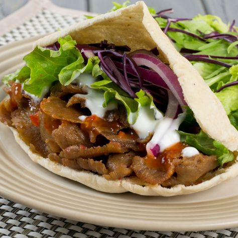 Fakeaway slow cooker doner kebab Kebab Doner, Gyro Pita, Doner Kebabs, Pita Wrap, Greek Gyros, Fakeaway Recipes, Doner Kebab, Kebab Recipes, Jello Shots