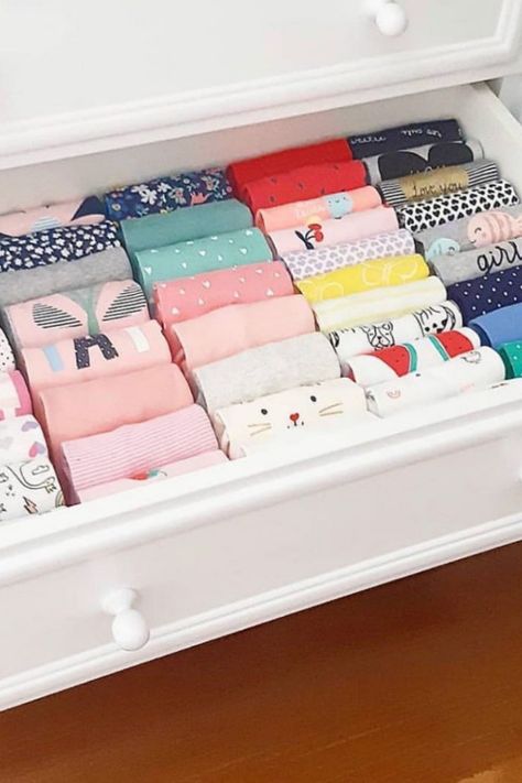 organize baby clothes (3) Baby Drawer Organization, Organize Baby Clothes, Folding Baby Clothes, Baby Dresser Organization, Nursery Organisation, Nursery Dresser Organization, Baby Drawer, Baby Room Closet, Nursery Closet Dividers