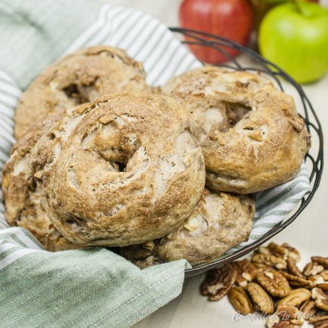 Apple Bagel Recipe, Apple Bagels, Bagel Flavors, Bagel Board, Cinnamon Bagels, Bagel Recipes, Bagel Recipe Easy, Sweet Apples, Bread Dishes