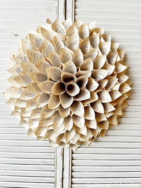 Easy DIY rolled book page dahlia flower wreath. This wreath adds a beautiful and romantic feel to every room. Use an old book or vintage music sheets to create your very book page wreath! Christmas Tree Paper Craft, Book Page Garland, Book Wreath, Coffee Filter Wreath, Book Page Wreath, Easy Wreaths, Recycled Books, Easy Diy Wreaths, Material Wreaths