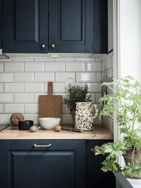 Greige home with a blue kitchen - COCO LAPINE DESIGNCOCO LAPINE DESIGN House Of Valentina Interior Design, House Of Valentina, Navy Blue Kitchen, Navy Kitchen, Tv Table, Fresh Kitchen, Warm Interior, Lake Cottage, 아파트 인테리어