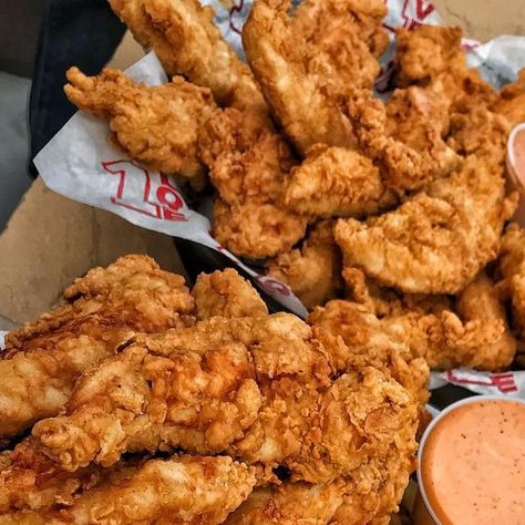 Chicken Fingers Aesthetic, Rasing Canes Chicken Tenders Recipe, Raising Canes Sauce Recipe Copycat Chicken Fingers, Raising Canes Chicken, Toast Chicken, Chicken And Fries, Chicken Fingers And Fries Aesthetic, Crinkle Fries, Food Tiktok