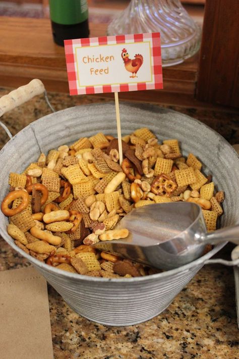 Rodeo Themed Snacks Food Ideas, Farm Birthday Snack Ideas, Farm Theme Candy Table, Farm Themed Birthday Party Food Ideas, Barnyard Birthday Snacks, Farmer Party Ideas, Cowboy Themed Birthday Party Food, Barnyard Food Ideas, Country Theme Party Food