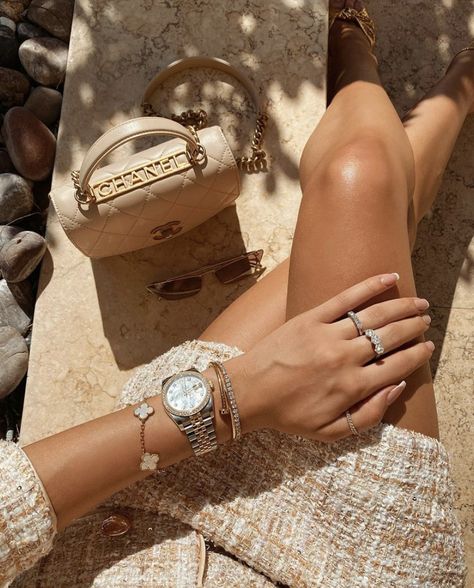 Rolex Women Outfit, Rolex Womans Watch, Rolex Watches Women Aesthetic, Lux Fashion, Aesthetic Accessories, Rolex Watches Women, Wrist Jewelry, Luxe Jewelry, Casual Jewelry