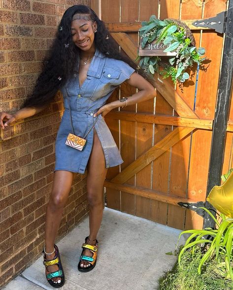 Baddie Slides Outfit, Baddie Outfits Casual With Slides, Dior Slides Outfit Black Women, Kurt Geiger Bag Outfit Black Women, Sandal Outfits Black Women, Sza Crocs Denim Outfit, Kurt Geiger Outfit Black Women, Kurt Geiger Outfit, Kurt Geiger Sandals Outfit