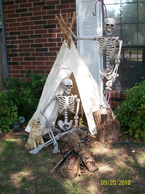 Skeleton campground Outdoor Skeleton, Skeleton Pics, متحف فني, Halloween Camping, Dekorasi Halloween, Photo Halloween, Halloween Skeleton Decorations, Skeleton Decorations, Halloween Prop