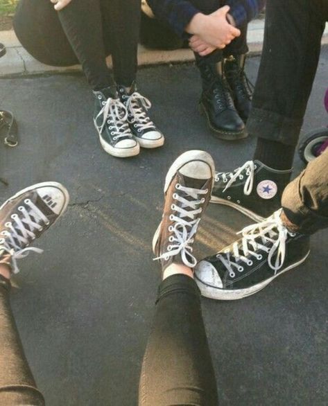 Converse Aesthetic, Filmy Vintage, Skater Girls, Mötley Crüe, Aesthetic Shoes, Celebrity Look, Famous Celebrities, Grunge Aesthetic, Friend Pictures