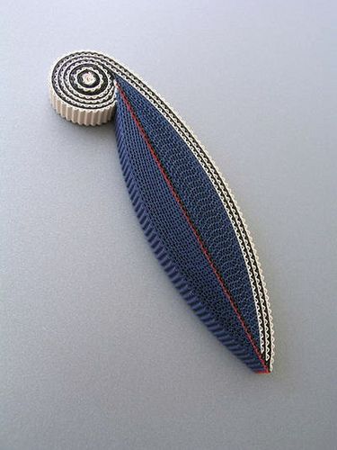 corrugated brooch - I think it looks like a feather! Blue Brooch, Diy Sac, Quilled Jewellery, Paper Bead Jewelry, Artisan Jewelry Handmade, Quilling Jewelry, Cerámica Ideas, Corrugated Paper, Paper Earrings