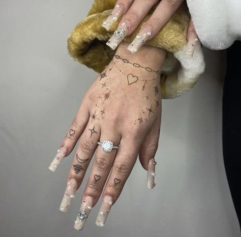 Girly Tattoos Hand, Detail Tattoo For Women, Women Knuckle Tattoo, Aesthetic Hand Tattoos For Women, Knuckle Tattoos For Women Words, Y2k Hand Tattoo, Grunge Hand Tattoos, Juicy Tattoo, Aesthetic Hand Tattoos