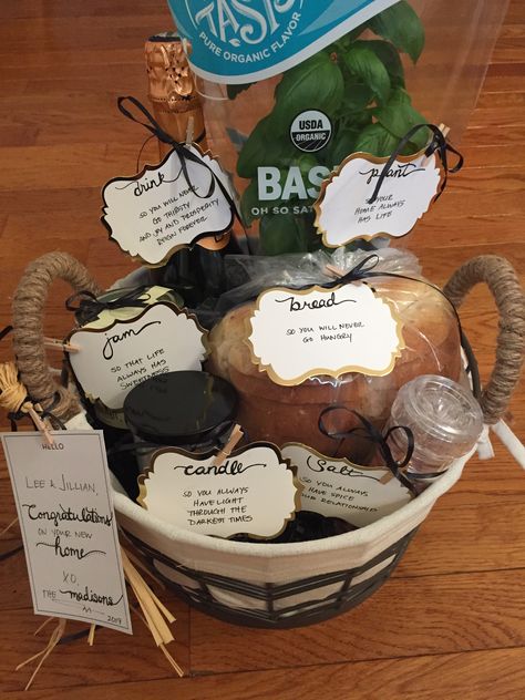 Local Gift Basket Ideas, New Neighbor Welcome Gift Baskets, Gift Basket For New Neighbors, Gift Basket Ideas For New Homeowner, Easy House Warming Gift Ideas, Creative Housewarming Gift, New House Gifts Basket, Welcome Home Gifts For Friends, Traditional Housewarming Gift Basket