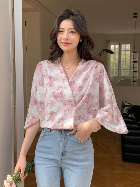 Batwing Top Outfit, Peach Top Outfits, Casual Blouse Designs, Flower Print Fabric, Batwing Sleeve Blouse, Peach Top, Batwing Top, Corset Fashion, Hem Blouse