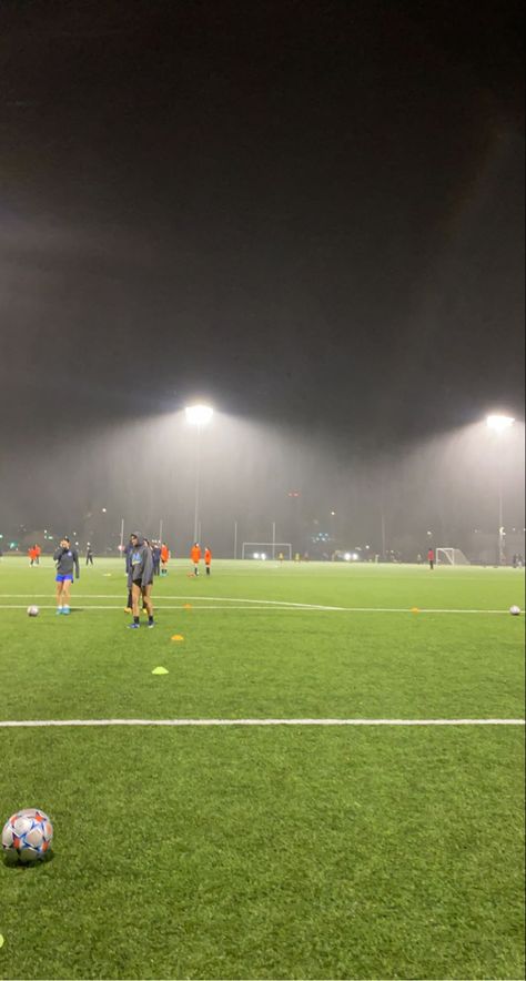 Football Training Wallpaper, Football Practice Snap, Fussball Aesthetic, Soccer In The Rain, Soccer Drip, Football With Friends, Preppy Football, Football Snap, Football Lifestyle