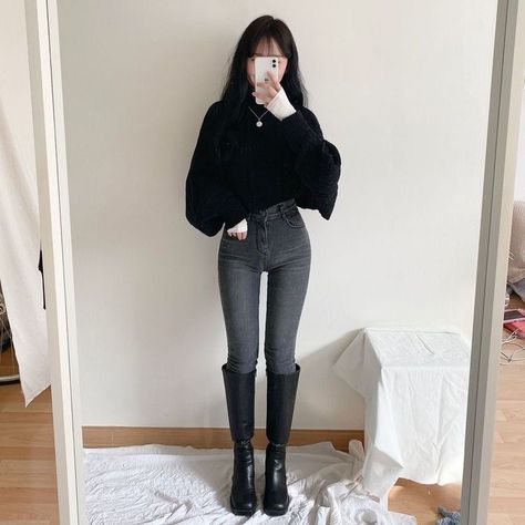 Comfy Minimalist, Formal Streetwear, Grunge Tops, Casual Sporty Outfits, Outfit Korean Style, Fashion Dresses Formal, Cute Outfits With Jeans, Classy Winter Outfits, Skirt Shorts