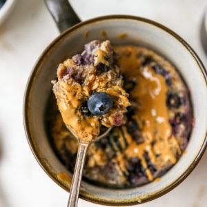 Blueberry Banana Microwave Baked Oats - Kim's Cravings Microwave Baked Oats, Banana Microwave, In A Mug Recipes, Breakfast In A Mug, Microwave Oatmeal, Microwave Mug Recipes, Microwave Baking, Simple Breakfast, Mug Recipes