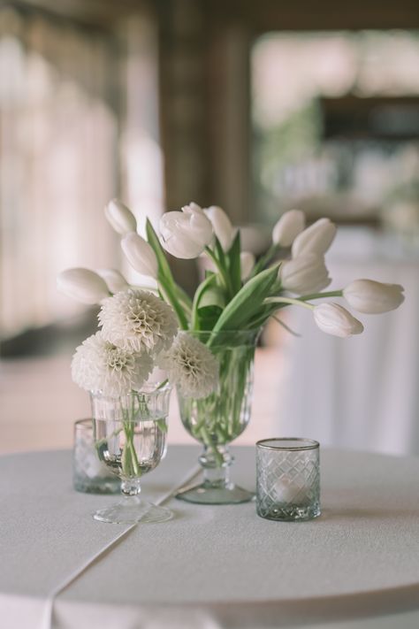 White Tulip Centerpiece Simple, White Tulips Centerpiece Wedding, White Tulips Table Decor, White Tulip Centerpiece, White Bud Vase Centerpiece, Tulip Wedding Arrangements, Tulip Wedding Centerpieces, Tulip Centerpieces Wedding, White Tulip Wedding