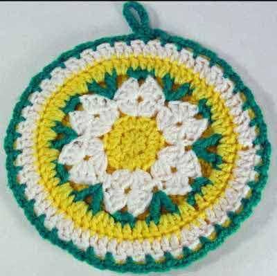 Click the banners below for more popular patterns, available via mail or download! Daisy Potholder FP112 Easy Skill Size: 8 ½" across. Materials:Worsted Weight Crochet Pot Holders Free Pattern, Crochet Potholder Patterns, Crochet Hot Pads, Crochet Geek, Potholder Patterns, Crochet Dishcloth, Crochet Potholders, Crochet Daisy, Crochet Dishcloths