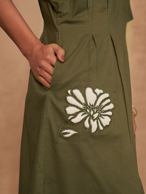 VALUES Handcrafted Organic Fair Minimal Waste CURATOR'S NOTE Regular fit, split crew neck, short-sleeve, a-line midi dress crafted in azo-free dyed, organic cotton poplin fabric, machine and hand embroidered with cosmos flower motifs. This dress is perfect to dress up or dress down. Elegant, vibrant and slow crafted, wear this piece with a green heart wherever you go. Techniques Used: Machine & Hand Embroidery. THE DESIGNER STORY "Sui" is the new endeavor of the brand Sue Mue. A budding label, t Applique Embroidery Designs Flowers, Cosmos Flower Embroidery, Minimal Flower Embroidery, Hand Embroidery On Dress, Embroidery On Green Fabric, Embroidery Motifs Design, Neck Line Embroidery Design, Minimal Embroidery, Appliqué Work