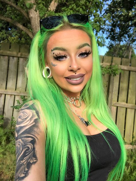 Green Hair Short, Green Hair Aesthetic, Bright Green Hair, Pink And Green Hair, Purple And Green Hair, Modern Rockabilly, Weird Haircuts, Neon Green Hair, Gemini Hair