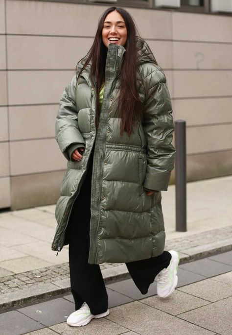 Oversized Puffer Coat Outfit, Long Puffer Coat Street Style, Ozweego Street Style, Ozweego Outfit Women, Winter Puffer Jacket Outfits, Green Puffer Jacket Outfit, Puffer Jacket Outfit Women, Puffer Jacket Outfit Winter Style, Puffer Jacket Outfits