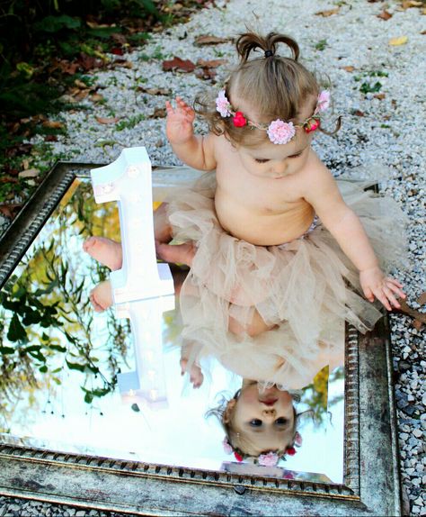 1 Year Birthday Photoshoot Diy, 1st Birthday Outside Photo Shoot, One Years Old Photoshoot, Diy 1st Bday Photoshoot, 1 Year Photo Shoot Ideas, Summer 1 Year Photos, Girly One Year Old Pictures, Unique First Birthday Photo Shoot, One Year Girl Photoshooting Ideas