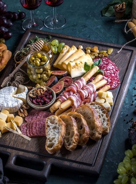 Expensive Charcuterie Board, Vintage Charcuterie Board, Plateau Charcuterie, Amazing Food Platters, Catering Food Displays, Party Food Buffet, Charcuterie Inspiration, Charcuterie Platter, Party Appetizers Easy