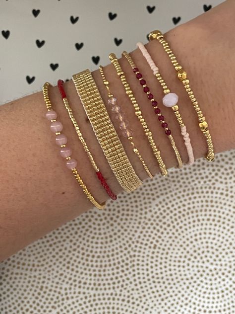 Armband set armparty roze rood goud kado Valentijn Bracelet Craft Diy, Beads Bracelet Design, Jewelry Accessories Ideas, Diy Wire Jewelry, Bohemian Bracelets, Bracelet Crafts, Bead Jewellery, Jewelry Inspo, Apple Pay