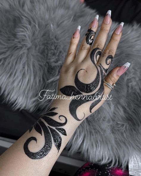 fatima's henna art | Henna tutorial | Instagram Mandala Arm, Henna Tattoo Diy, Sudanese Henna, Mandala Arm Tattoos, Henna Style Tattoos, Henna Tutorial, Henna Inspo, Tattoo Diy, Pretty Henna