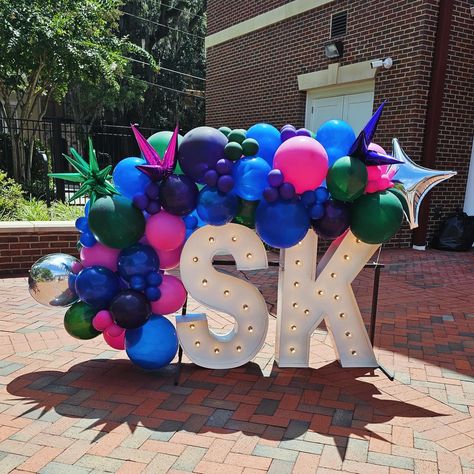 🎈✨ Creativity meets celebration—where balloons become magic! ✨🎈 Our stunning garlands turned Sigma Kappa Bid Day into a vibrant, unforgettable event. From towering balloon pillars to dazzling starbursts, every piece was crafted with love. Imagine 20-foot balloon garlands in greens, blues, purples, and silver, perfectly complementing the grand ambiance. 🌟 Ready to elevate your next event? Let’s create something spectacular together. 🎉 www.GainesvilleBalloons.com #gainesvilleballoons #ball... Kappa Bid Day, Balloon Pillars, Sorority Bid Day, Bid Day Themes, Sigma Kappa, Bid Day, Theme Ideas, Balloon Garland, Sorority