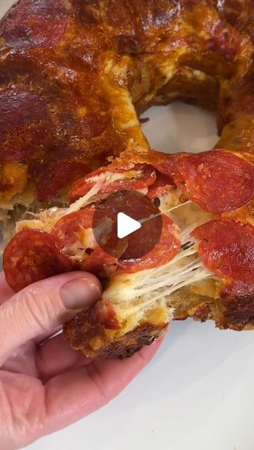 Pizza Recipe Video, Cabin Food, Pull Apart Pizza, Pull Apart Pizza Bread, Refrigerated Pizza Dough, Cheesy Pizza, Weekend Meals, Keto Recipes Dinner, Bundt Cakes